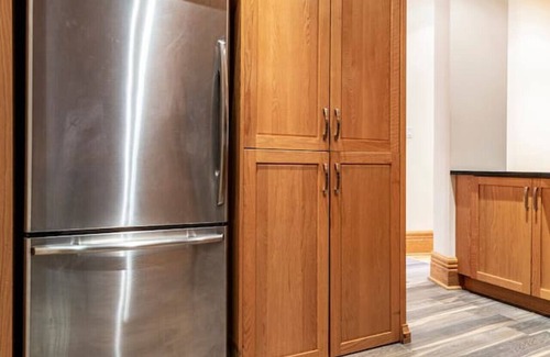 Downtown Montreal Apartment | Spacious Downtown Montreal Apt-4BR/2BA, Free Wifi