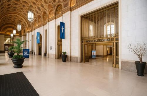 Downtown Cleveland Apartment | Spacious Downtown Sq Stadium, Casino, R&R HoF!