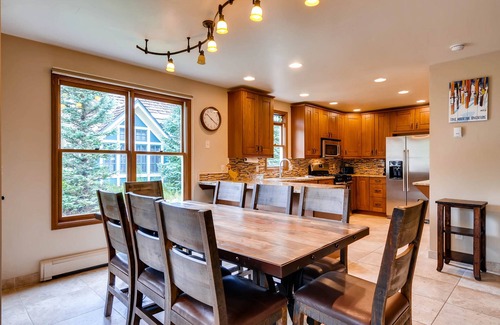 Weisshorn House | Spacious Downtown Home + Mtn Views + Hot Tub + Ski Shuttle - Great Raven Grande