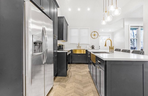 Woodridge House | Spacious Dream Home for 18: with Playground!