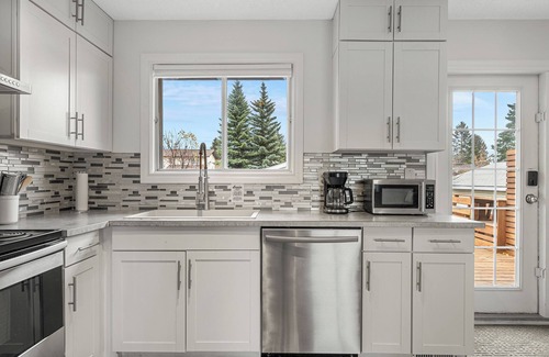 Cedarbrae House | Spacious Dual-Unit Home w King Suite, Sleeps 16 Close to Spruce Meadows