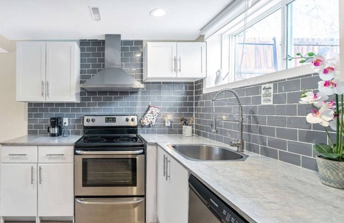 Cedarbrae House | Spacious Dual-Unit Home w King Suite, Sleeps 16 Close to Spruce Meadows