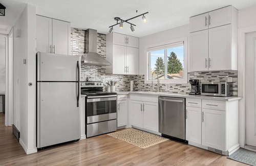 Cedarbrae House | Spacious Dual-Unit Home w King Suite, Sleeps 16 Close to Spruce Meadows