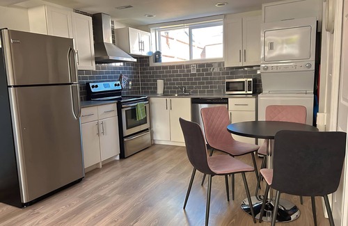 Cedarbrae House | Spacious Dual-Unit Home w King Suite, Sleeps 16 Close to Spruce Meadows