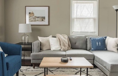 Clive House | Spacious Duplex in West Des Moines