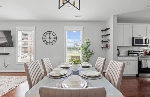 Jackson Ward House | Spacious Duplex, Near VCU, 5 Free Parking, Fenced