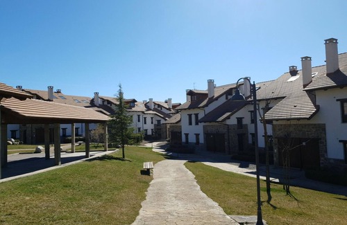 Badaguas Apartment | Spacious Duplex with Golf Course & Park Access Near Jaca