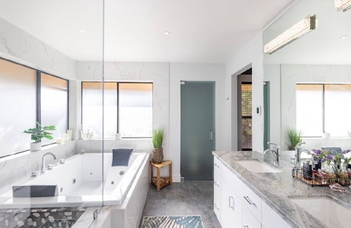 Sebastopol House | Spacious estate in wonderful Sebastopol with AC, WiFi, fitness room