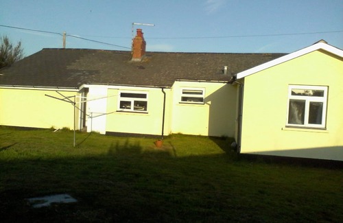 Borth House | Spacious family bungalow only a stones throw from fabulous beach