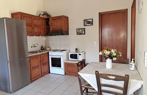 Lefktron Apartment | Spacious, family friendly ground floor apartment with large garden near the sea