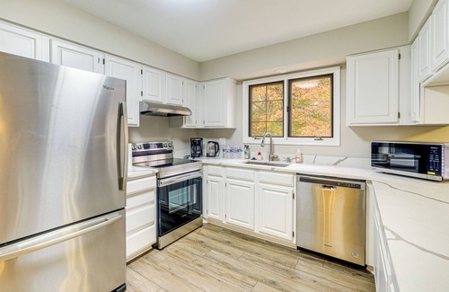 Lake Ridge House | Spacious Family Retreat Near DC: Ideal For Groups!