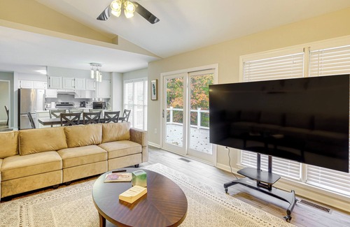 Lake Ridge House | Spacious Family Retreat Near DC: Ideal For Groups!