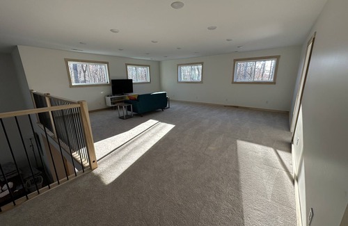 Corbin House | Spacious Family Retreat on Laurel Lake. 5mins from Grove Marina.