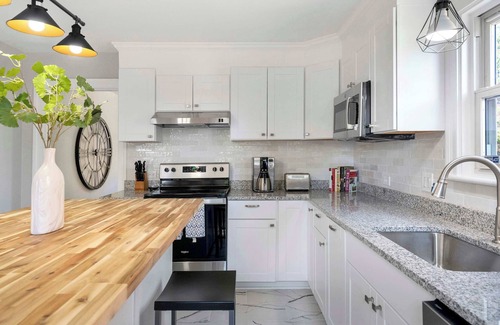 Locust Grove House | Spacious Family Home — Walkable to Downtown + Pet Friendly!