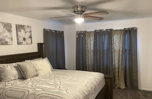 Fentress House | Spacious family house by the lake!