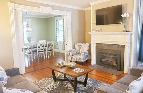Kingston Other | Spacious Farmhouse near beaches, bike path and URI