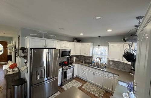 Auburn Hills House | Spacious Farmhouse with Breakfast- Ella’s Place