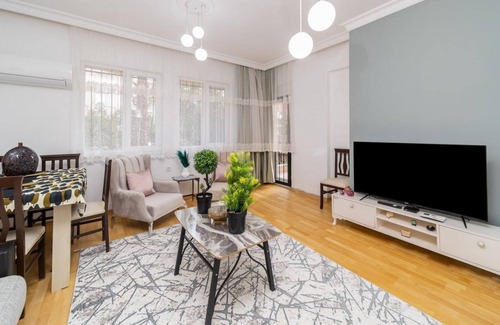 Muratpasa Apartment | Spacious Flat with Backyard in Muratpasa