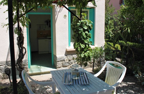 Ceret Apartment | Spacious flat with secluded garden in historic town between sea and mountains
