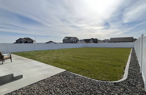 Pasco House | Spacious fully fenced yard, central location!