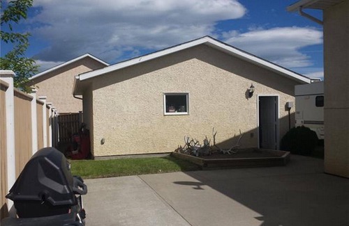 Pincher Creek House | Spacious fully furnished home in Pincher Creek - up to 14 people comfortably!