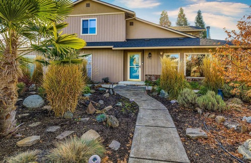 Central Point House | Spacious Gated Home with Private Covered Hot Tub, Indoor Sauna & Firepit