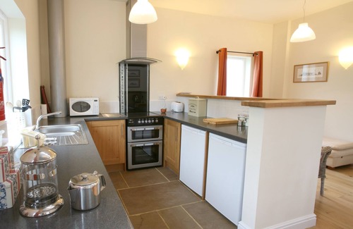 Millers Dale House | Spacious Holiday Home with Private Garden and Log Burning Stove in Peak District