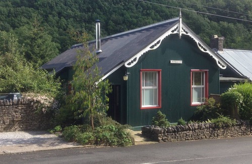 Millers Dale House | Spacious Holiday Home with Private Garden and Log Burning Stove in Peak District