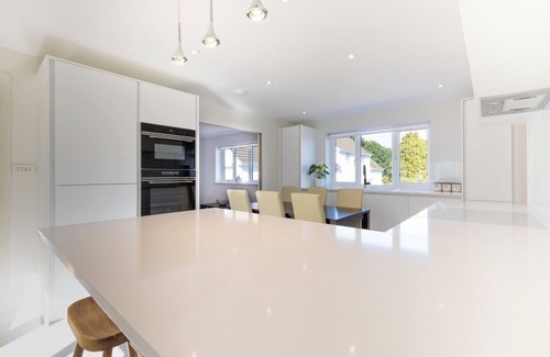 Swindon House | Spacious 4BD Smart Home in Idyllic Rural Setting