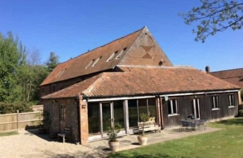 Fakenham House | Spacious Georgian barn, traditional oak beams throughout in idyllic countryside.