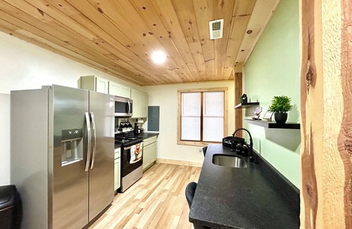 Crossville Cabin | Spacious Get Away: Mt. View Cabin fully equipped kitchen ONLY 15min to Town