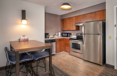 Linthicum Heights Hotel | Spacious Good-Value Accommodation! 2 Relaxing Units, w/Pool, Free Breakfast!
