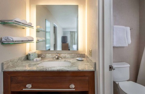 Linthicum Heights Hotel | Spacious Good-Value Accommodation! 2 Relaxing Units, w/Pool, Free Breakfast!