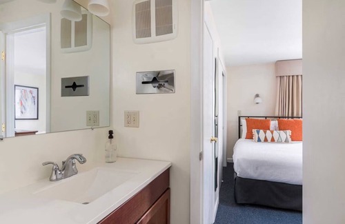 Beverly Hotel | Spacious Good-Value Accommodation | w/Full Kitchen & Minutes to Peabody Museum
