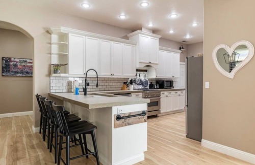 Sonora House | Spacious-Gourmet Kitchen-Sauna-Luxe King Bed-Nespresso-Ping Pong-Arcade