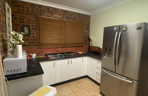 Cannonvale Apartment | Spacious granny flat on the ground floor, close to shops, restaurants, beaches