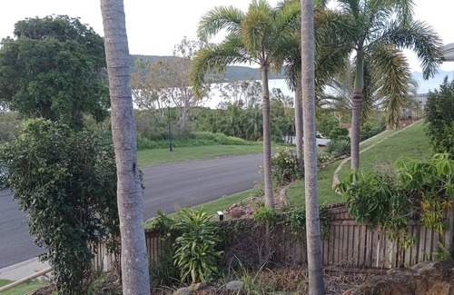 Cannonvale Apartment | Spacious granny flat on the ground floor, close to shops, restaurants, beaches
