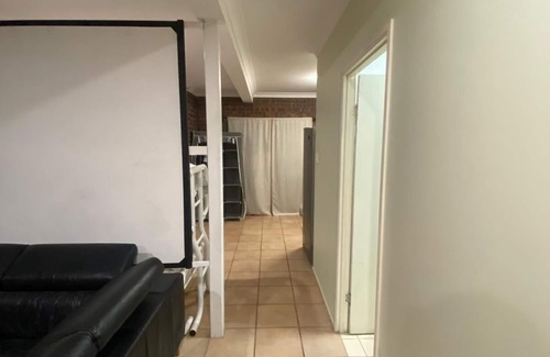 Cannonvale Apartment | Spacious granny flat on the ground floor, close to shops, restaurants, beaches