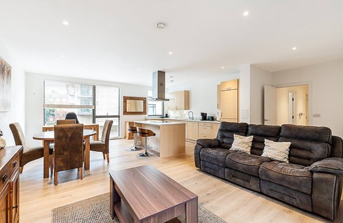 Greenwich West Apartment | Spacious Greenwich Flat with Balcony