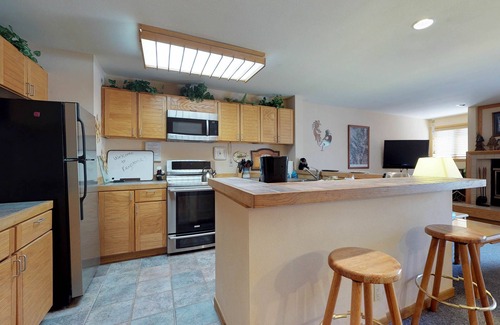 Mountain House Condo | Spacious, ground-level condo with ski views, pool, & hot tub