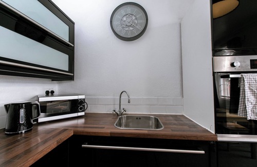 Exeter Apartment | Spacious Hidden Apt Walk To City Ctr Free Parking