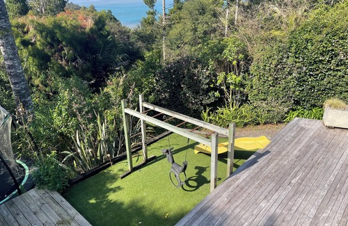 Titirangi House | Spacious hideaway with stunning harbour views