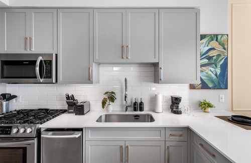 The Gulch Apartment | Spacious High-Rise Studio On Broadway - WiFi, Utilities, In-Unit WD included.