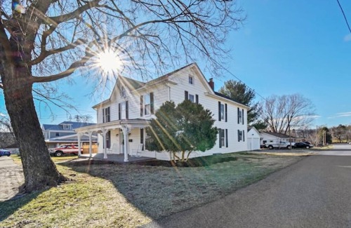 Strasburg House | Spacious Historical Manor