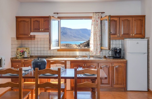 Caleta de Sebo Apartment | Spacious Holiday Apartment "Flor Cuatro" with Sea or Mountain View, Wi-Fi & Terrace