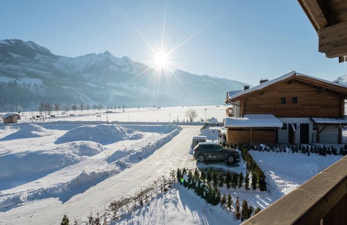 Piesendorf Apartment | Spacious holiday home with balcony and sauna
