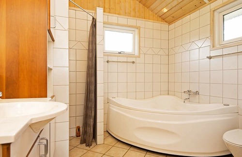Grønninghoved Strand House | Spacious Holiday Home in Sjolund with Sauna