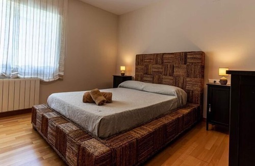 Las Jaras House | Spacious holiday home in Cordoba with private garden