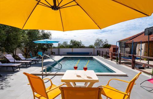 Suhovare House | Spacious Holiday Home Joy with pool and playground, Suhovare