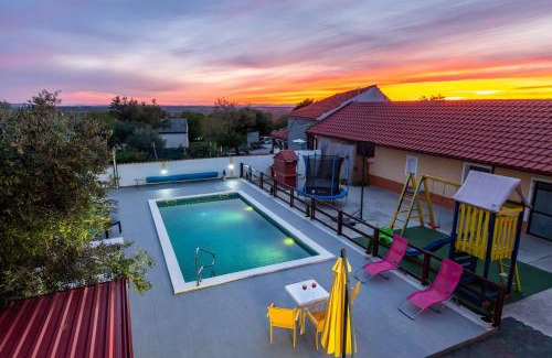 Suhovare House | Spacious Holiday Home Joy with pool and playground, Suhovare